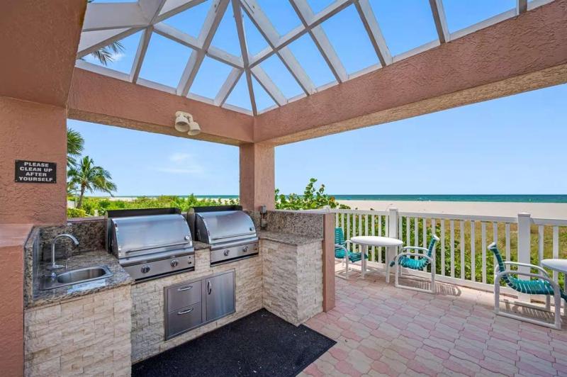 Oceanside Beach Treasure by Golden Coast Rentals - image 33