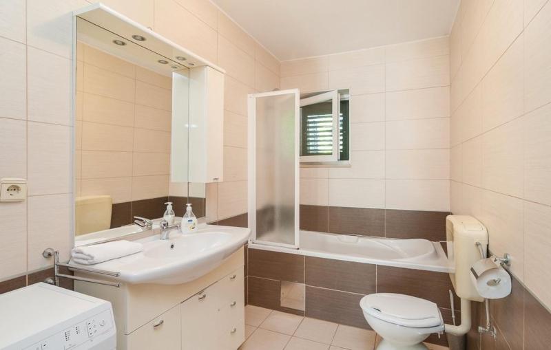 Family friendly house with a swimming pool Splitska Brac - 25269 - image 8