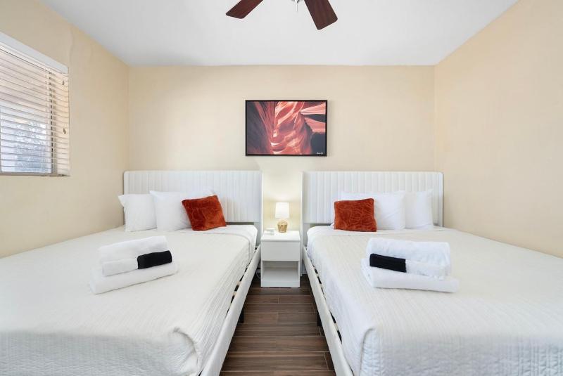 3 Minutes From Old Town! 5 Queen Beds! - image 13