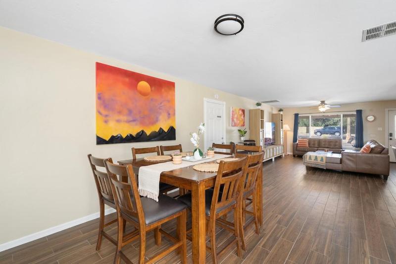 3 Minutes From Old Town! 5 Queen Beds! - image 4