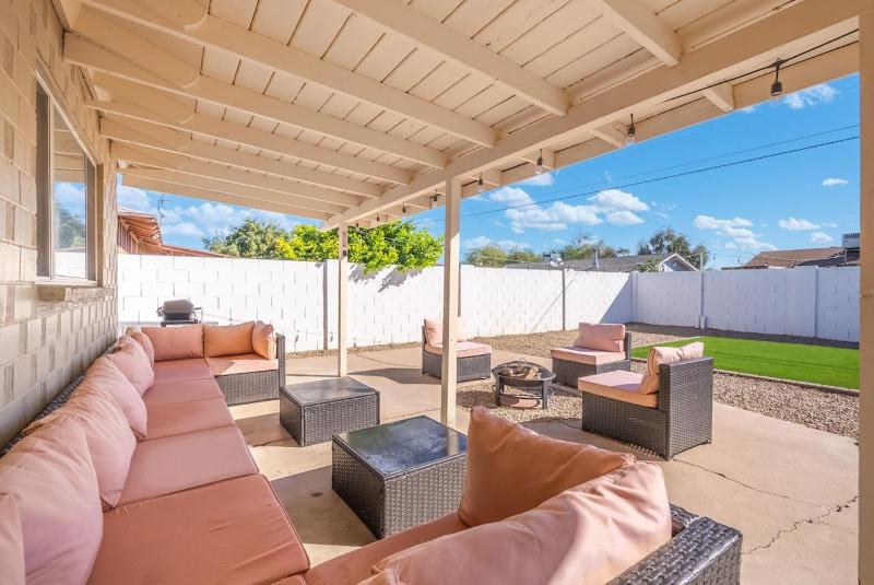 3 Minutes From Old Town! 5 Queen Beds! - image 7