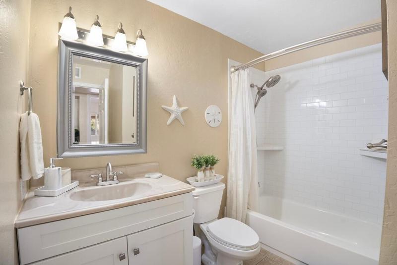 3 Minutes From Old Town! 5 Queen Beds! - image 24