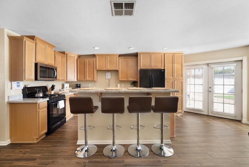 3 Minutes From Old Town! 5 Queen Beds! - image 10