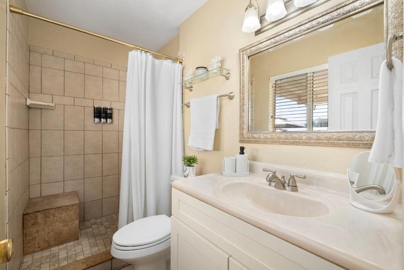 3 Minutes From Old Town! 5 Queen Beds! - image 8