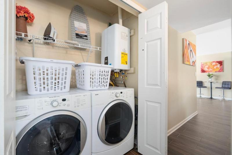 3 Minutes From Old Town! 5 Queen Beds! - image 30