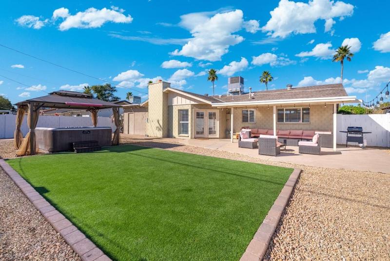 3 Minutes From Old Town! 5 Queen Beds! - image 5