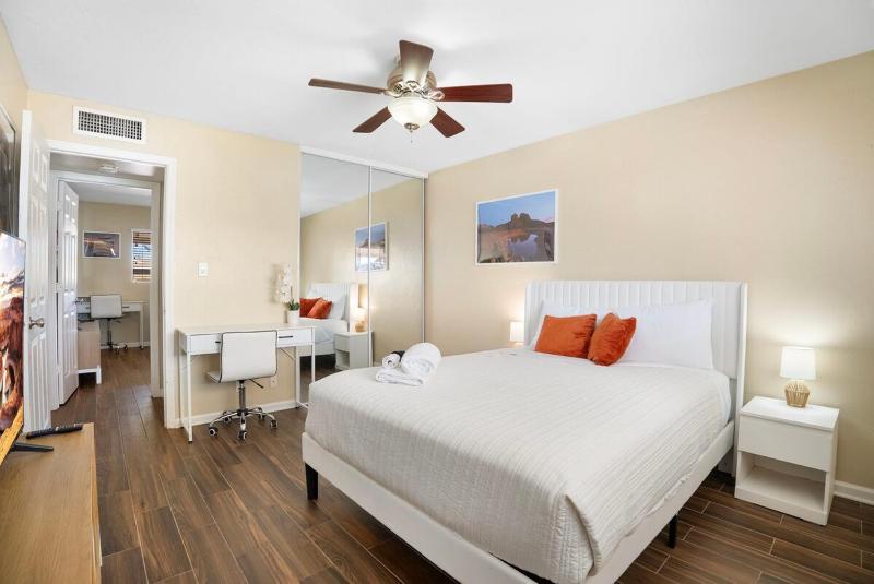 3 Minutes From Old Town! 5 Queen Beds! - image 22