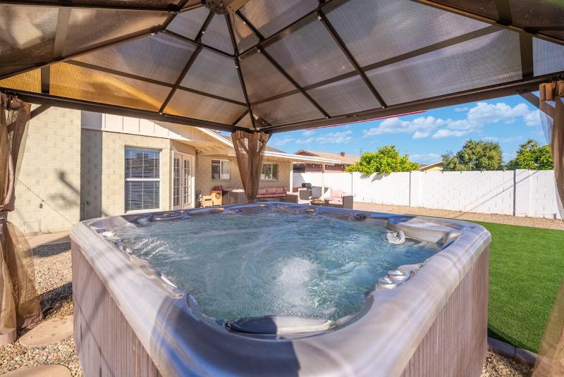 3 Minutes From Old Town! 5 Queen Beds! - image 9