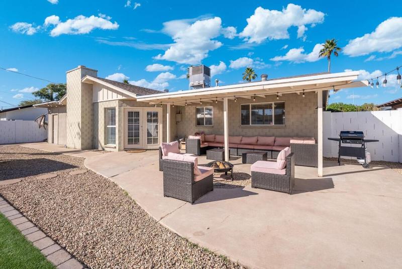 3 Minutes From Old Town! 5 Queen Beds! - image 2