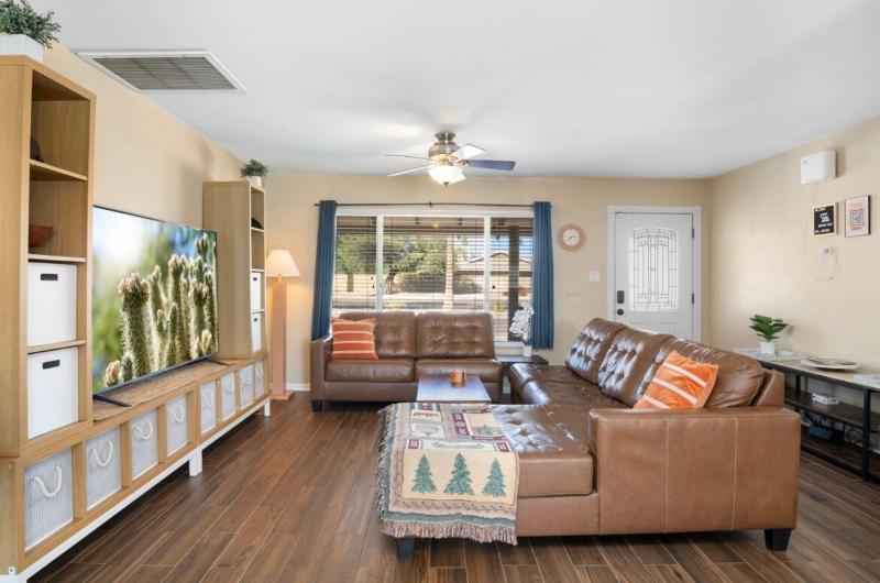 3 Minutes From Old Town! 5 Queen Beds! - image 23