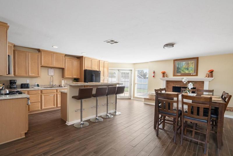 3 Minutes From Old Town! 5 Queen Beds! - image 21