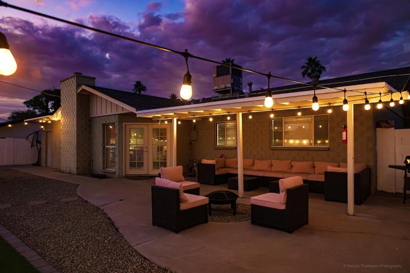 3 Minutes From Old Town! 5 Queen Beds! - image 17