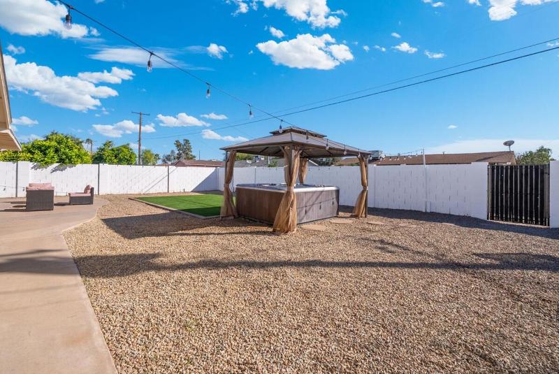 3 Minutes From Old Town! 5 Queen Beds! - image 20