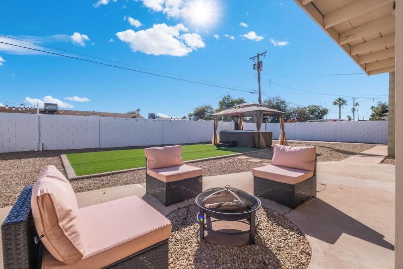 3 Minutes From Old Town! 5 Queen Beds! - image 25