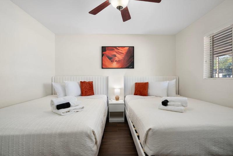 3 Minutes From Old Town! 5 Queen Beds! - image 11