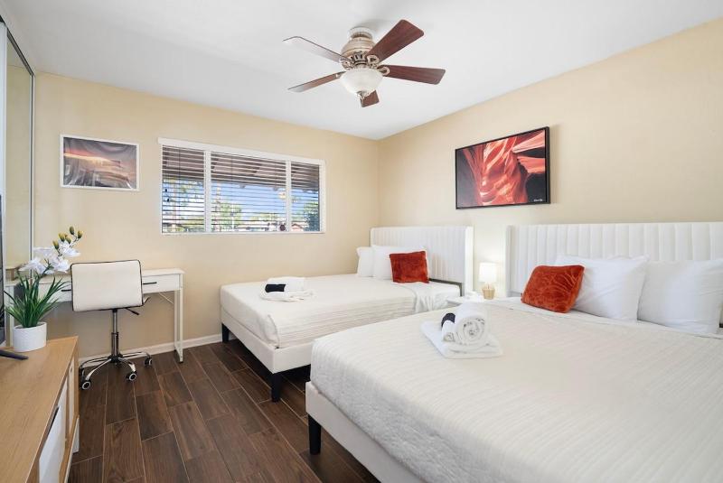 3 Minutes From Old Town! 5 Queen Beds! - image 18