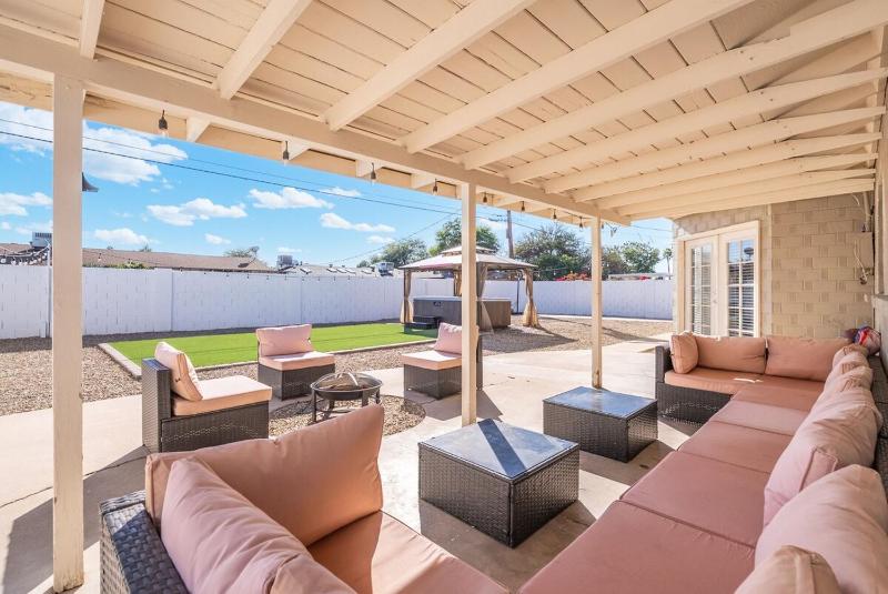 3 Minutes From Old Town! 5 Queen Beds! - image 33