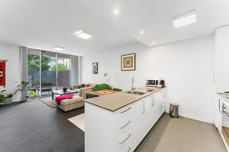 Tranquil 1-Bed Apartment with Courtyard Pool BBQ - image 7