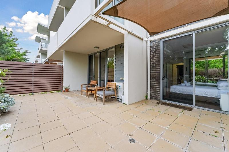 Tranquil 1-Bed Apartment with Courtyard Pool BBQ - image 11