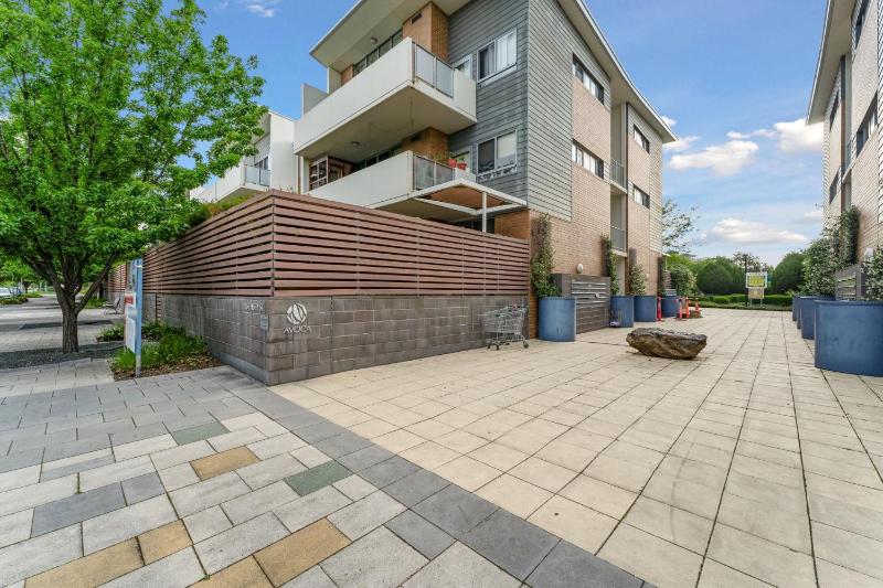 Tranquil 1-Bed Apartment with Courtyard Pool BBQ - image 12