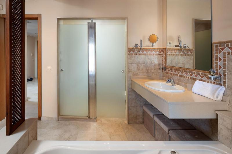 Malibu Mansions Apartments by Alfresco Stays - image 25