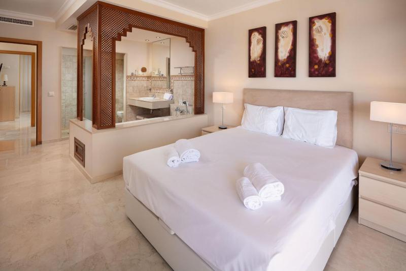 Malibu Mansions Apartments by Alfresco Stays - image 34