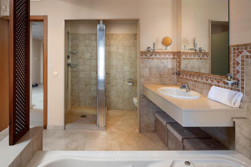 Malibu Mansions Apartments by Alfresco Stays - image 3