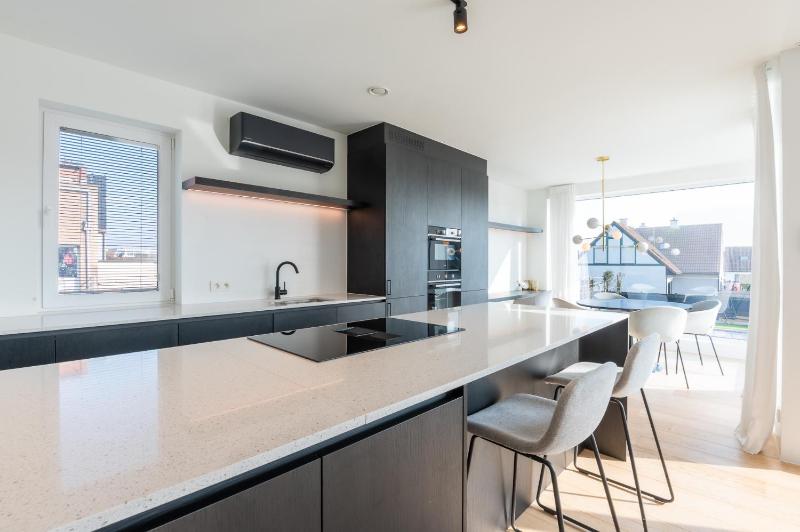 Luxurious 2BR Apartment with Pool and parking - image 18