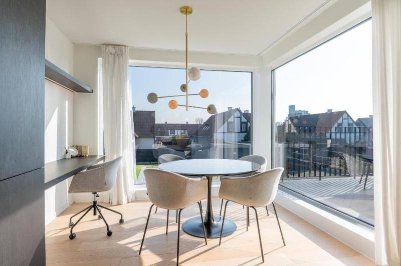 Luxurious 2BR Apartment with Pool and parking - image 16