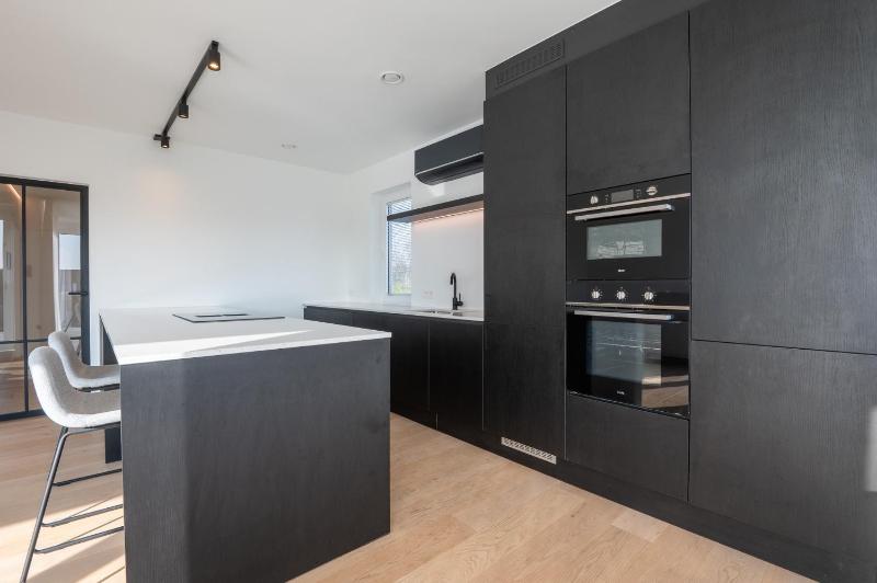 Luxurious 2BR Apartment with Pool and parking - image 5