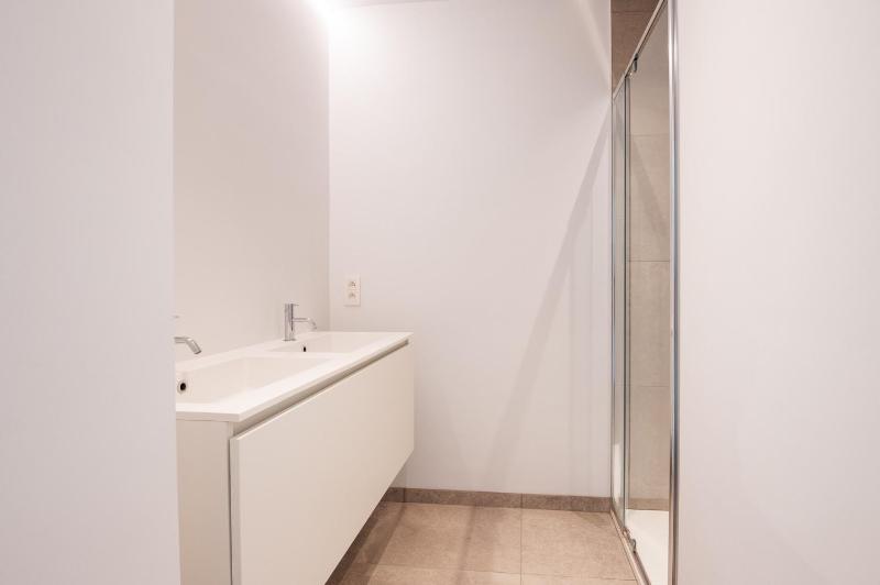 Luxurious 2BR Apartment with Pool and parking - image 3