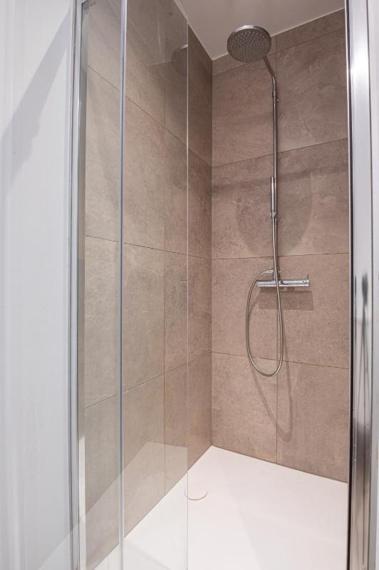 Luxurious 2BR Apartment with Pool and parking - image 21