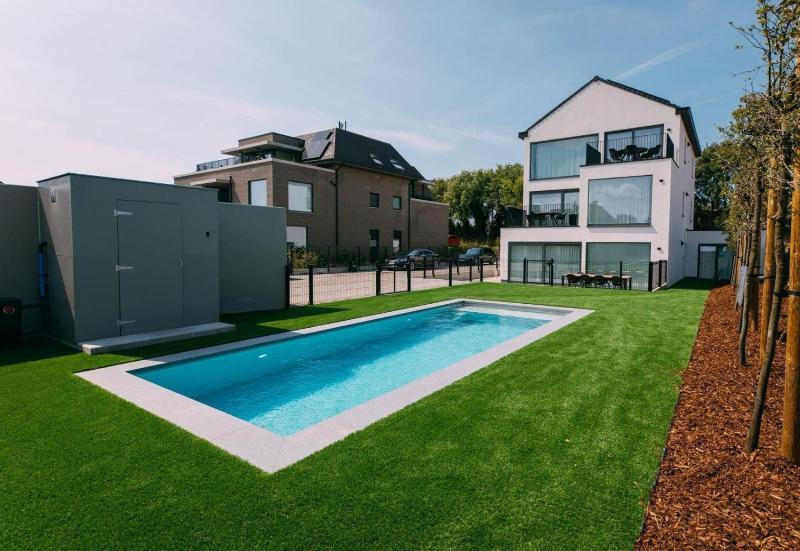 Luxurious 2BR Apartment with Pool and parking - image 15