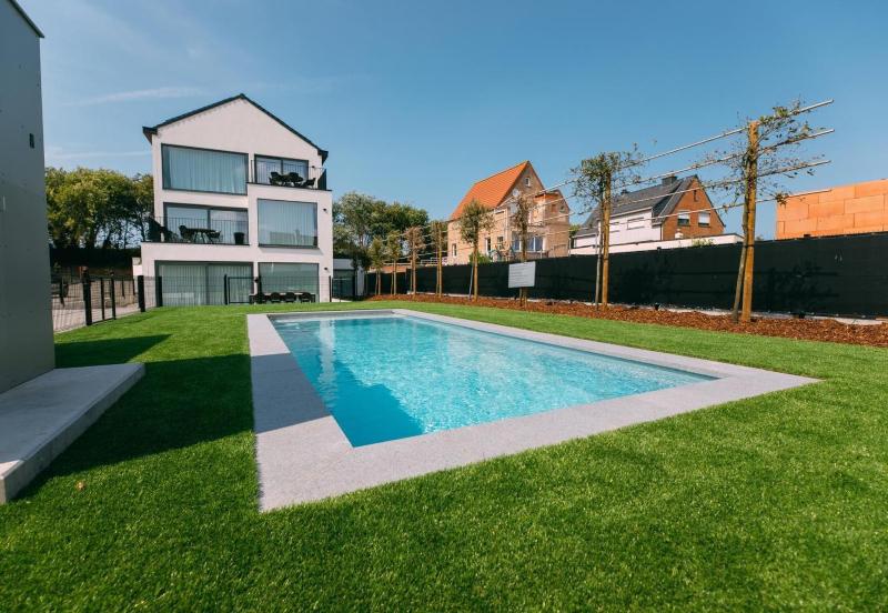 Luxurious 2BR Apartment with Pool and parking - image 7
