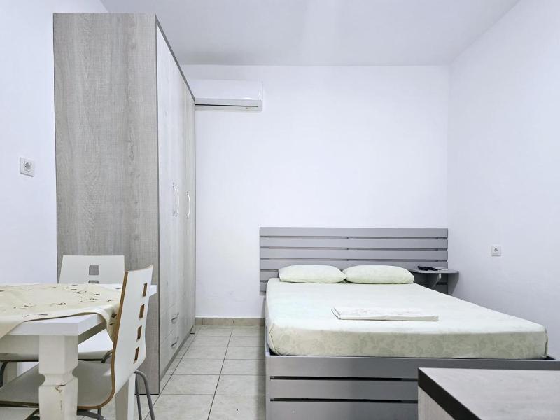 Eric Room - image 6