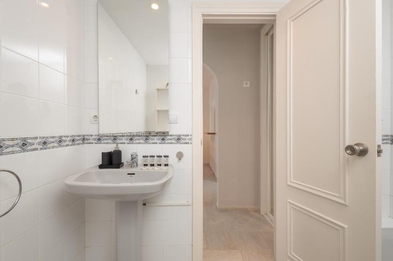 C19 Sunny Apartment with Pool and Terrace - image 19