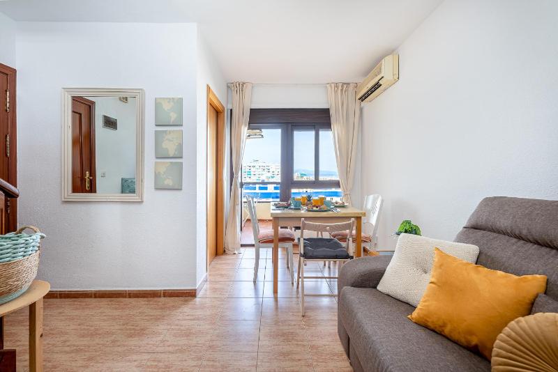 797 HOLIDAY RENTALS - Luminoso apartamento en Aloha playa - image 21