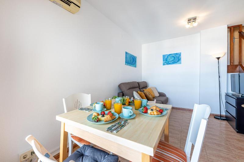 797 HOLIDAY RENTALS - Luminoso apartamento en Aloha playa - image 10