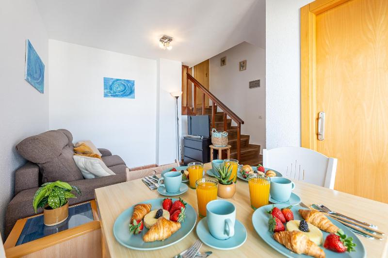 797 HOLIDAY RENTALS - Luminoso apartamento en Aloha playa - image 13