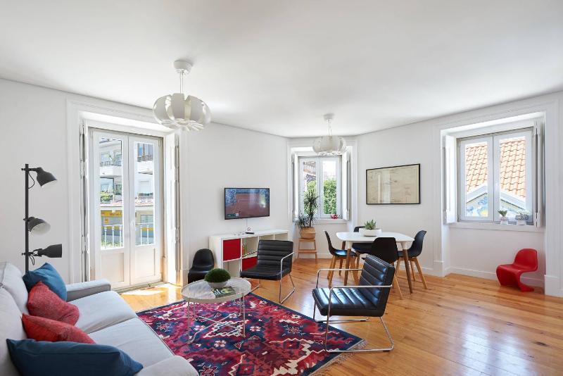 Cascais centre bright 65m2 apartment T2 at the perfect location - image 1