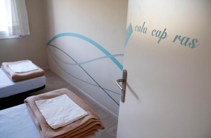 Twin Room with Shared Bathroom image 3