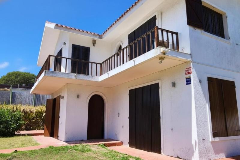 Casa a 1 cuadra de Playa Mansa Piscina y BBQ - image 11