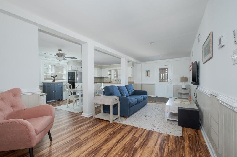 5212B - John and June's Place - image 1