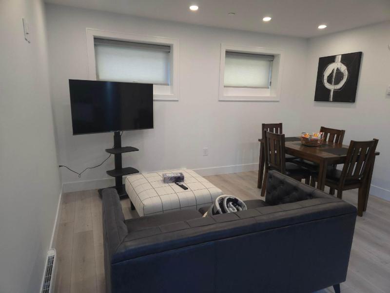 Elegant Vancouver Condo Contemporary One-Bedroom Suite and Fully Furnished Kitchen - image 6