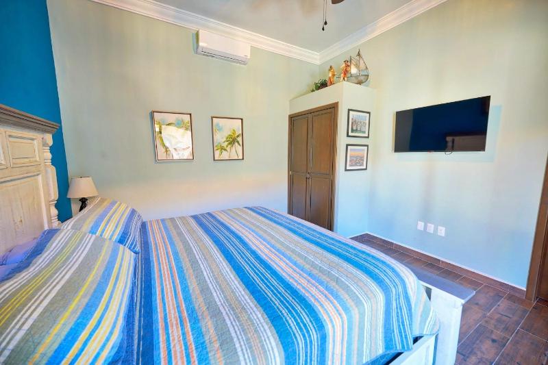 Seaside Hacienda 6 Bedrooms - image 20