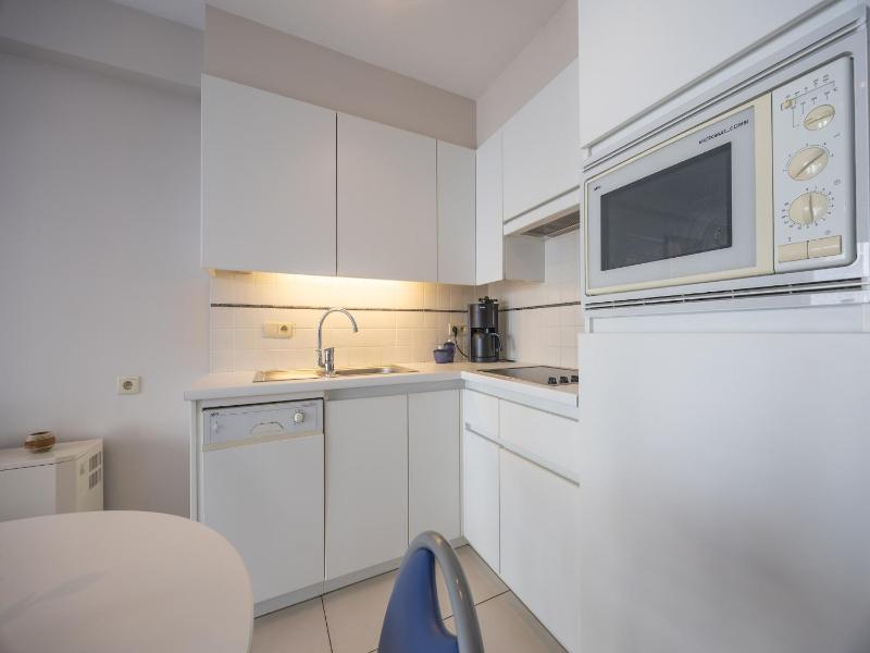 Well-maintained apartment with sea view - image 23