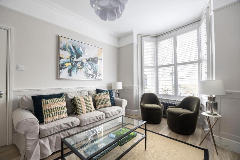 Stunning 5 Bed Regency Home - image 40