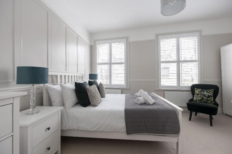 Stunning 5 Bed Regency Home - image 37