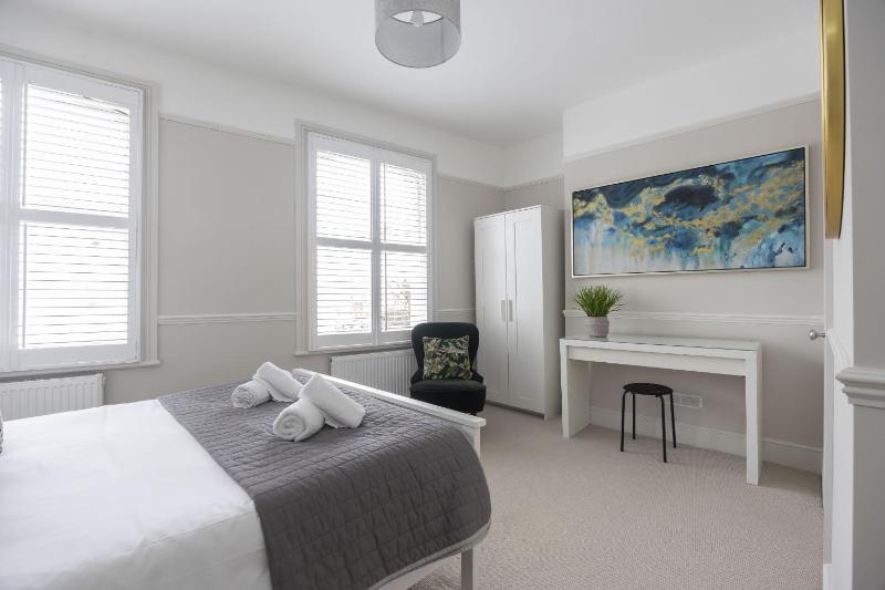 Stunning 5 Bed Regency Home - image 44