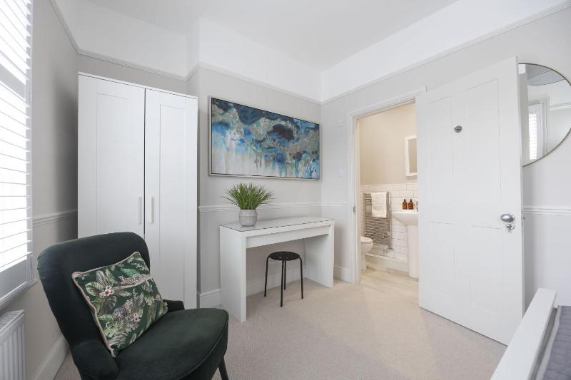 Stunning 5 Bed Regency Home - image 35